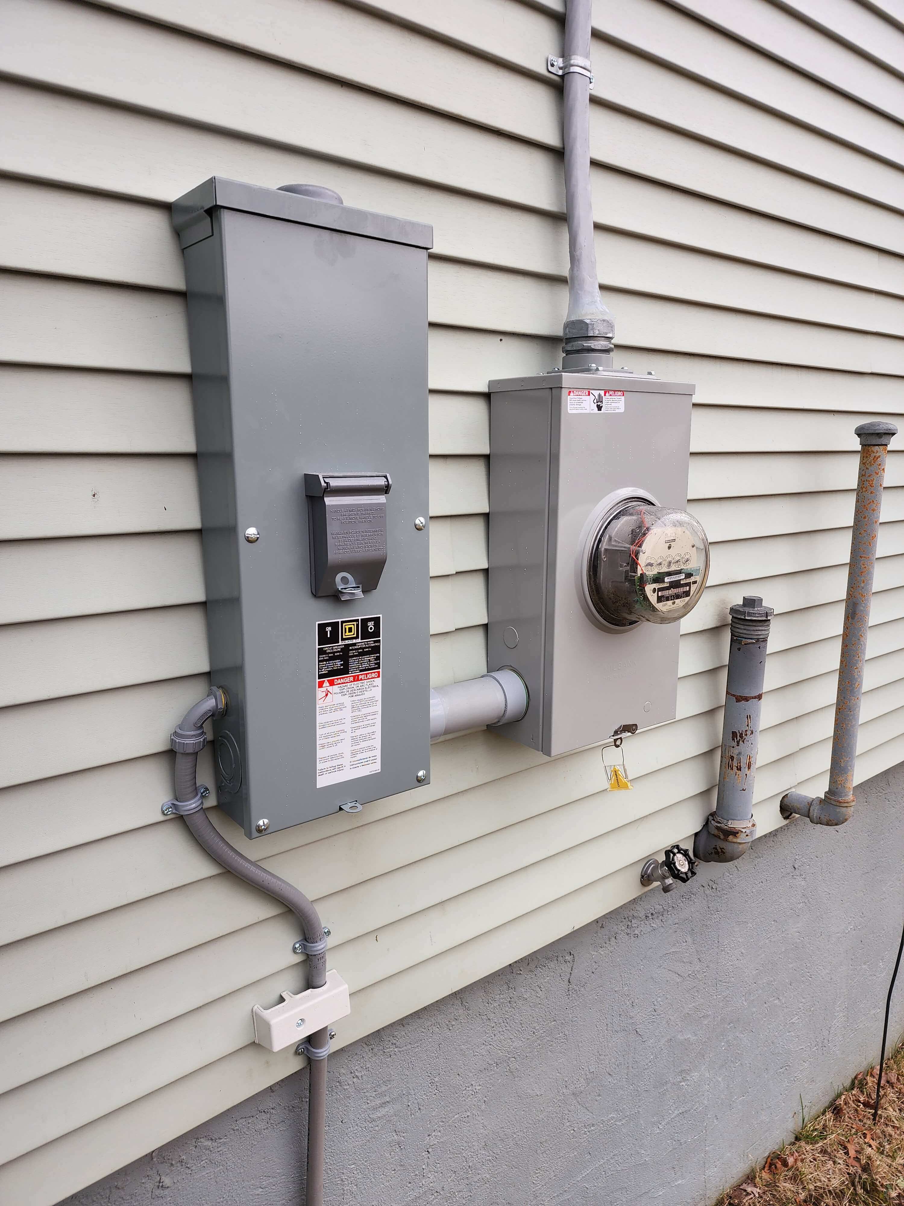 Square D outdoor disconnect and meter base on vinyl siding